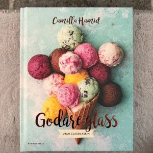 Godare glass: Utan glassmaskin, Camilla Hamid - Camilla Hamid bjuder på färgglada och kreativa glassrecept, perfekta för dig som vill imponera på vännerna eller bara njuta av något riktigt gott. Boken är även väldigt fin i sig och passar perfekt att ha som dekoration i köket.