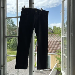 Svarta Replay Waitom jeans straight fit - Säljer ett par svarta Replay Waitom jeans med klassisk femficksdesign och raka ben. Jeansen har normal passform och är tillverkade i mjukt denimtyg. Snygga detaljer med Replay-logga vid fickan och diskreta sömmar bak. Skriv vid funderingar!