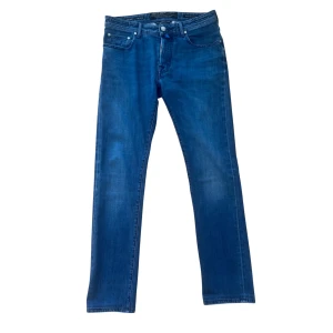 JACOB COHEN JEANS  - Jacob Cohen Jeans - Modell: Limited edition 688 - Tecken på användning: Minimala - Storlek: 32, Benlängd: 104cm, Midija: 42cm - deluxecloset 