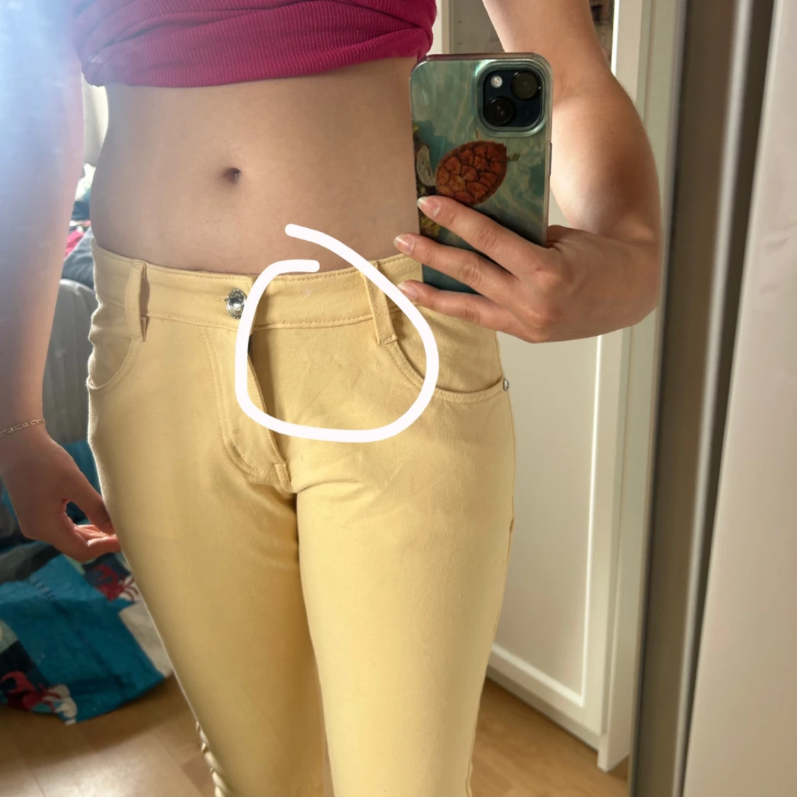 Gula bootcut byxor med broderi - 2