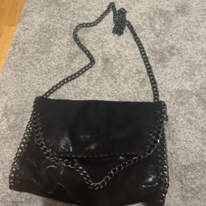 Handväska med kedja  - Silver 