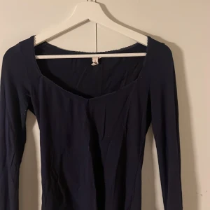 Topp från Nelly  - Säljer en långärmad topp från Nelly, i gott skick❤️