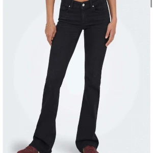Svarta bootcut jeans - Snygga svarta jeans från Only med bootcut passform och låg midja. Klassisk femficksdesign och stretchigt jeanstyg som sitter skönt💕Aldrig använda, endast testade! De är i längd 34 och är lite långa för mig som är 169cm💕