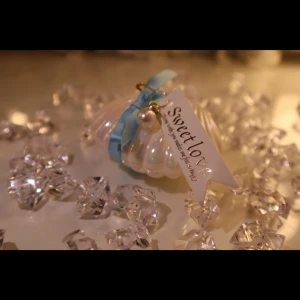 Seashell Glow Candle - A creamy shell-shaped candle nestled in a pearly clam dish-like a treasure from the sea. Elegant, minimal, and perfect for beach-themed décor, summer vibes, or calming gifts. Size - H: 4.5cm, L: 6cm Price: 40 kr (with shell holder)