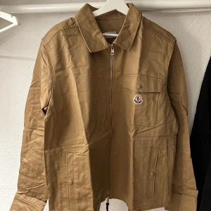 Moncler Cardigan - Helt ny Moncler Overshirt Jacka Beige! Storlek XL motsvarar L. 187 cm sitter på mig
