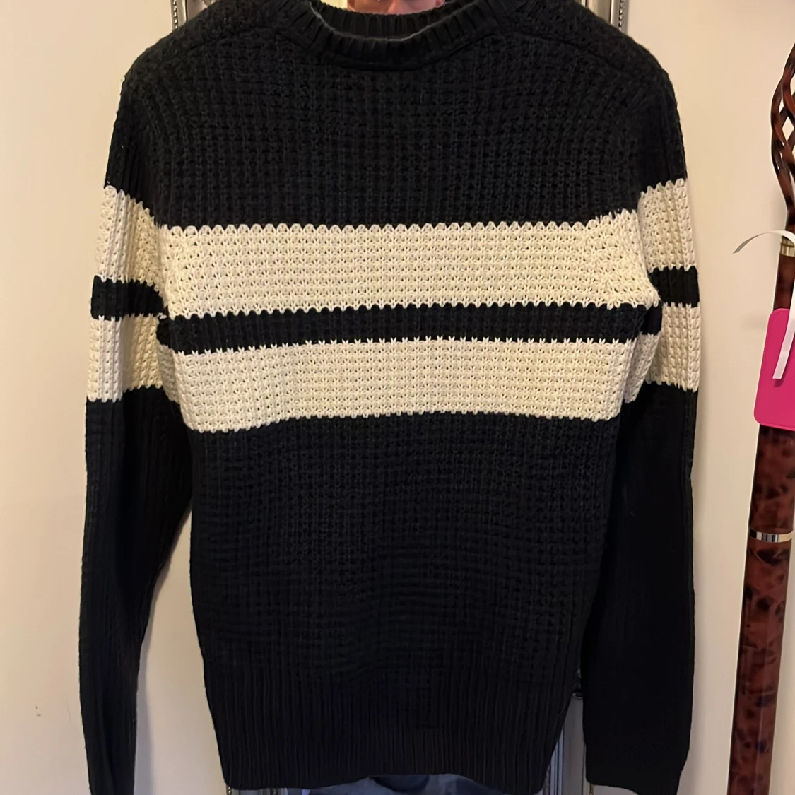 Svartvit randig stickad tröja