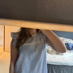Blåvit blus med volangärmar - Söt blus i ljusblått och vitt med tunna ränder. Köpt för 400kr och aldrig använd därav priset. Dock kan det diskuteras🥰