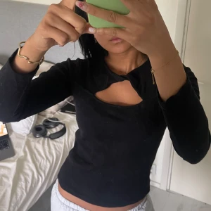 Svart tröja med öppning vid bysten - Tröjan är ribbad och festlig från ginatricot, passar dig som bär s/m