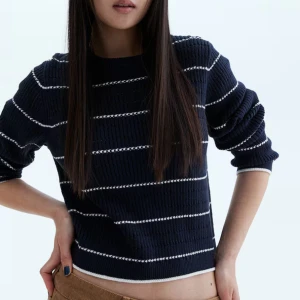 skön tröja  - super fin och skön tröja från h&m. Modellen bär storlek M. Den är endast provad och sedan legat i garderoben, köpt för någon månad sen. I nyskick. Skulle säga att den mer sitter som en S, den är inte oversize eller så. Nypris 200kr