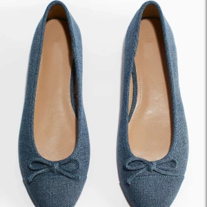Denim ballerina - Säljer de här populära o slutsålda ballerinaskorna i jeansmaterial. Säljer då jag fick två par i present i olika storlekar och denna var lite stor, så de är aldrig använda me lapp kvar🩷