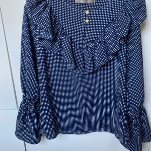 Marinblå blus - Fint skick, storlek S/M 💗