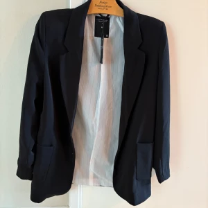 Svart oversized blazer - Stilren svart blazer i storlek XS från Lager 157:s “Black Label”-kollektion. Perfekt för både vardag och fest – lika snygg till jeans som över en klänning. Bekvämt tyg med lätt stretch och fin randig insida. Fint skick, aldrig använd (prislapp kvar!).