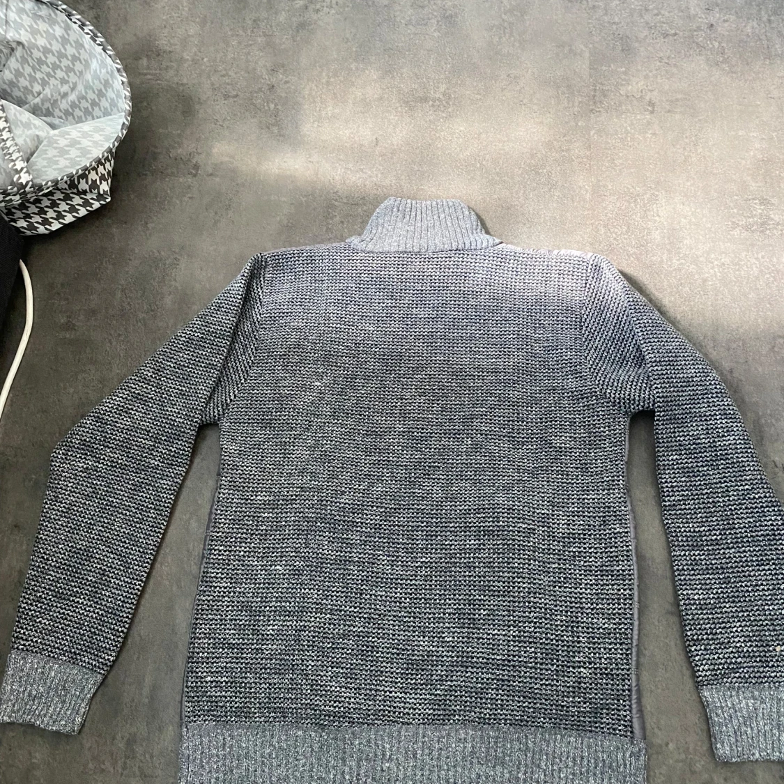 Grå stickad cardigan jacka med quiltad front - 3