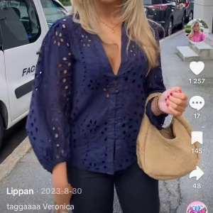 Blus - Säljer denna as snygga blus/topp då den inte kommer till användning😍😍