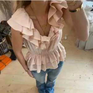 Populära H&M volangtoppen  - Säljer min eftertraktade och populära H&M volangtopp, min är storlek 42 men liten i storleken!! Så passar mig som bär XS/S. Kan fixa egna bilder med den på om någon skulle vilja ha det 💗