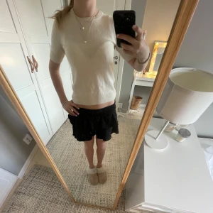 Beige tröja - En beige stickad tröja i storlek S men passar XS. Några små hål men absolut inget man tänker på🥰100% Kashmir 