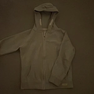 Ljusgrå hoodie med öron från 157 - Supermysig ljusgrå hoodie från 157 med dragkedja och luva. Långärmad och i mjukt material som känns skönt mot huden. ❤️