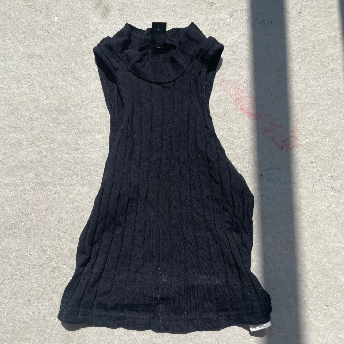 Svart ribbad ärmlös polotopp