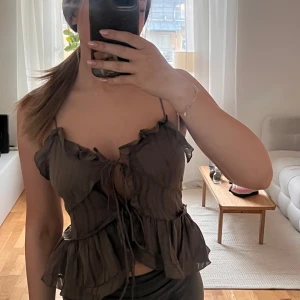 linne - topp med volanger från zara, färgen Khaki. Knappt använd så i toppskick 