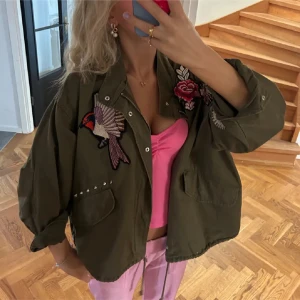 Zara khaki jacka  - Snygg olivgrön overshirt med stor broderad fågel på bröstet och coola fickor framtill. Från hm 