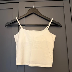 Vit linnetopp från 157, storlek S - En enkel och fräsch vit linnetopp från 157 med smala axelband. 