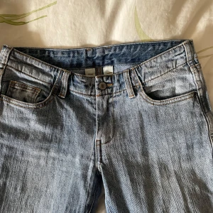 Lågmidjade Jeans - Jeans från brandy Melville. Endast provade. Priset kan diskuteras. Jättefina, fin färg och bra storlek. Skulle säga att både xs, s å en i liten M hade passat. Nypris ca 500kr.