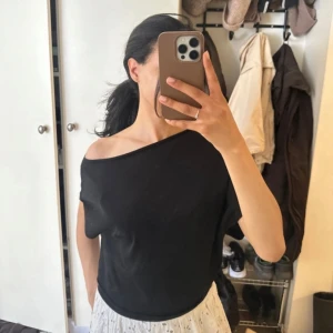 Svart offshoulder topp från Massimodutti ❤️ - Svart offshoulder topp från massimodutti med lös passform och korta ärmar. Tunt och mjukt material som faller snyggt över axeln. Perfekt för dig som gillar minimalistisk och stilren look. Går att styela på flera sätt❤️ ord pris 652kr