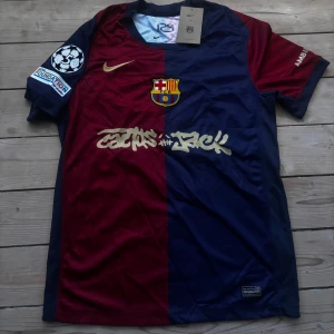 FC Barcelona Cactus Jack Raphina 11 Tröja - Säljer en FC Barcelona matchtröja från Nike med Raphinha, nummer 11 på ryggen och Cactus Jack sponsor på framsidan. Den är riktigt snygg och passar om du vill ha något snyggt på dig. Tröjan är helt ny med alla tags kvar.