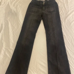 Svarta bootcut jeans från Madlady - Snygga svarta bootcut jeans från Madlady i storlek EU34. Jeansen har låg midja och är bootcut med coola fickor både fram och bak. Tillverkade i stretchig bomullsdenim för en bekväm passform. Använt dom typ 3 gånger. 