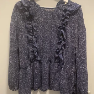 Supersöt marinblå/prickig blus 💘💕💞🩷 - Säljer denna jättefina marinblåa blusen ifrån H&M i storlek 38/S-M. För den inte kommer till användning längre🤍