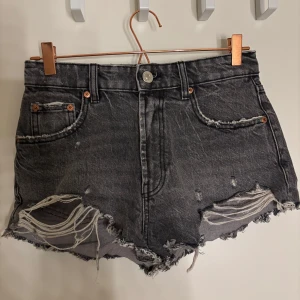 Jeans shorts  - Snygga jeans shorts i grått med slitningar och fransar nedtill, passar till allt💕💕
