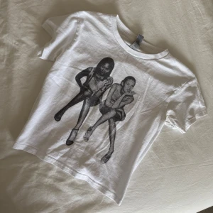 Vintage mini T-shirt med tryck - Vit t-shirt från in prints we trust. Lite kortare i modellen har en vintage look!🥰