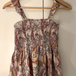  Två sommar toppar  - Knappt använda, jättefina till sommaren och jättebra skick säljer för passar inte längre :(