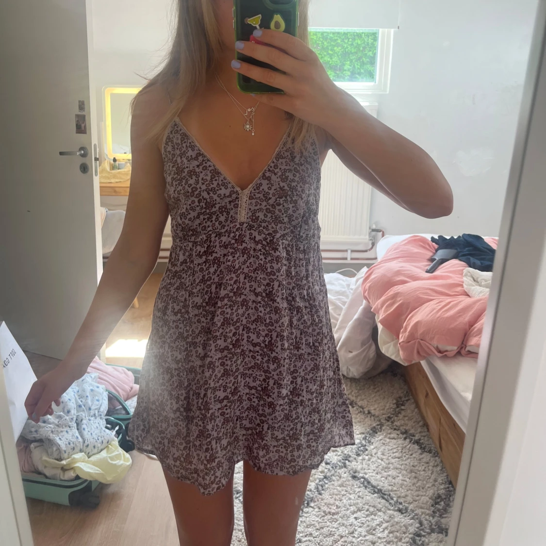 Ljuslila blommig kortklänning