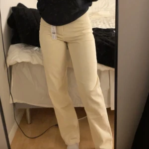 Beiga byxor  - Raka beiga Manchester byxor från Gina tricot!