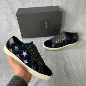 Saint Laurent skor - Säljer ett par Saint Laurent skor som är i ett riktigt bra skick! Storlek 40 men sitter som 40,5! Dustbag medföljer vid köp! Hör gärna av dig om du har frågor! 
