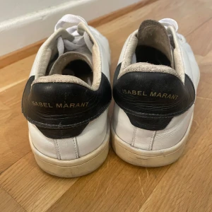 Isabel Marant sneakers  - Isabel Marant sneakers, skorna är andvända och har lite slitningar under skon utöver de inga större defekter. Storlek 39🖤