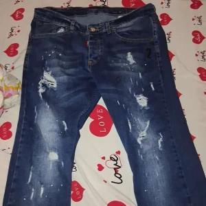Dsquared2 blå jeans äkta - Snygga blå jeans från Dsquared2. Jeansen är äkta och jag köpet de för 4500kr.