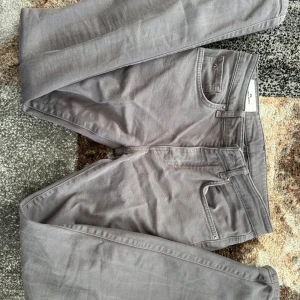 Lindeberg Mörkgrå Jeans (W30 L30) - Skick: Väldigt bra skick, knappt använda. Originalpris: ca 1000–1200 kr. Som vanligt, priset går att diskutera