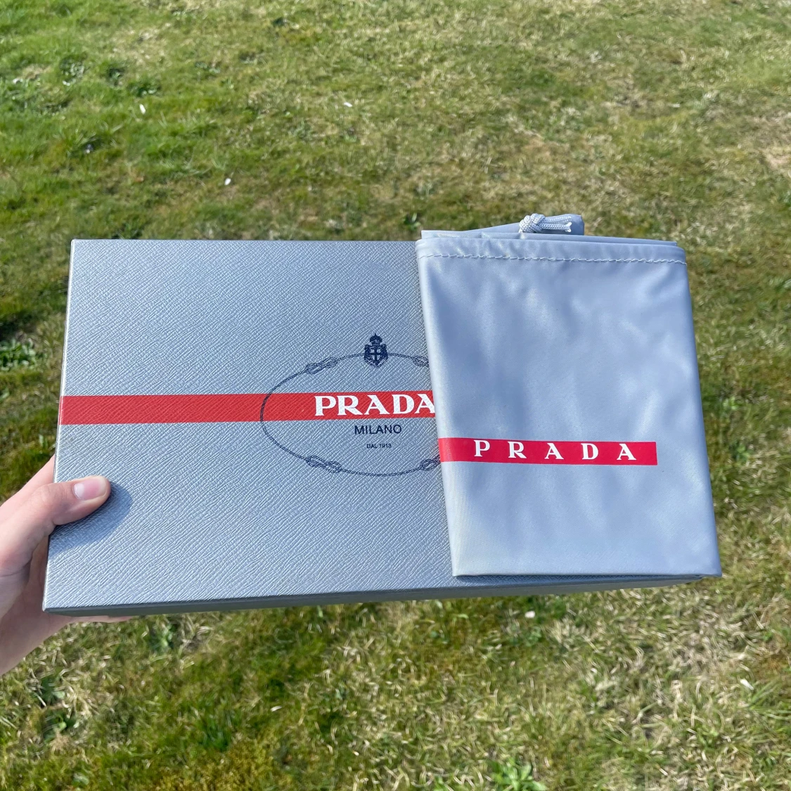 Grå gröna mockasneakers från Prada - 4