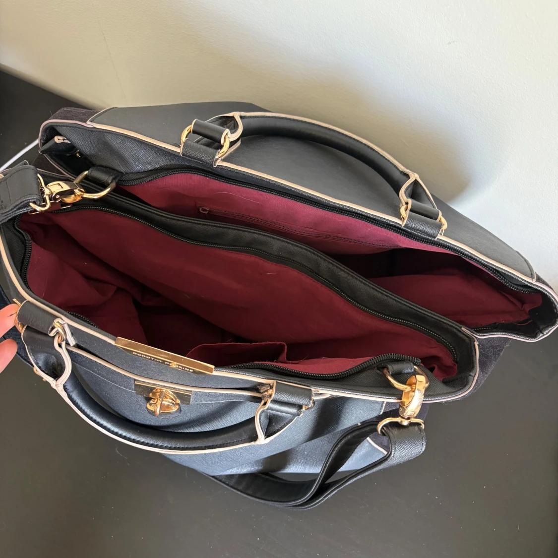 Stor svart handväska med gulddetaljer - 1