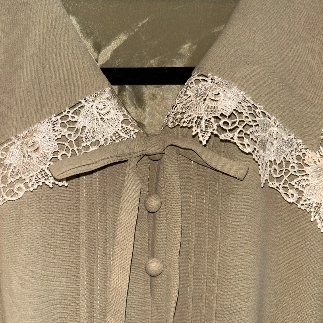 Matcha grön långklänning med spetsdetaljer - 3