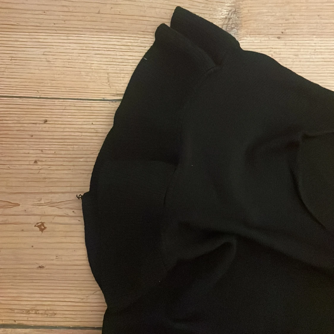 Svart blus med volangärm - 1