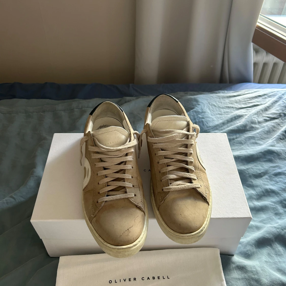 Beige sneakers från Oliver Cabell - 2
