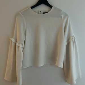 Vit blus från Bik Bok - Säljer en Snygg vit blus från Bik Bok i storlek XS. Säljer pga för kort i armarna! Jättefin och använd ca 5 gånger! 🩷