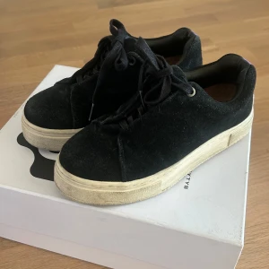 Eytys doja - Så fina Eytys doja skor i storlek 37 som tyvärr är för stora på mig. De är använda fåtal gånger och i väldigt bra skick, enda skavanken är ett litet slitage vid hälen (bild 4). Nypris 2600kr