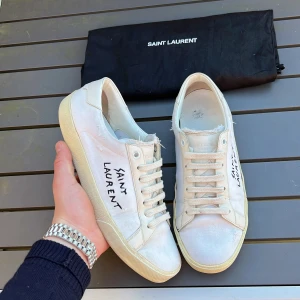Saint laurent skor - Säljer nu dessa brutalt snygga ysl skor ! Riktigt eftertraktade. Size 40 fits 41! Skick 9/10 inga defekter! Vad ingår? Ysl dustbag! Hör av dig vid minsta fundering! 🤩 fraktar inom 24H ✅ 