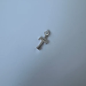 Thomas Sabo berlock ”T” - Säljer denna berlock i bokstaven ”T” från Thomas Sabo🤩
