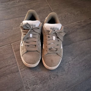 Gröna sneakers från Adidas - Säljer nu mina addidas campus skor som är knappt använda. I storlek 39 1/2. Köpte dom för 1400kr. Skriv för fler bilder 