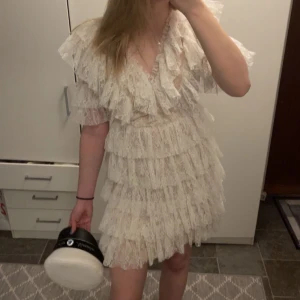 Vit spetsklänning från By Malina - Vit spetsklänning från By Malina med volanger och v-ringning. Nypris 2800, säljer för 1500 men pris kan diskuteras